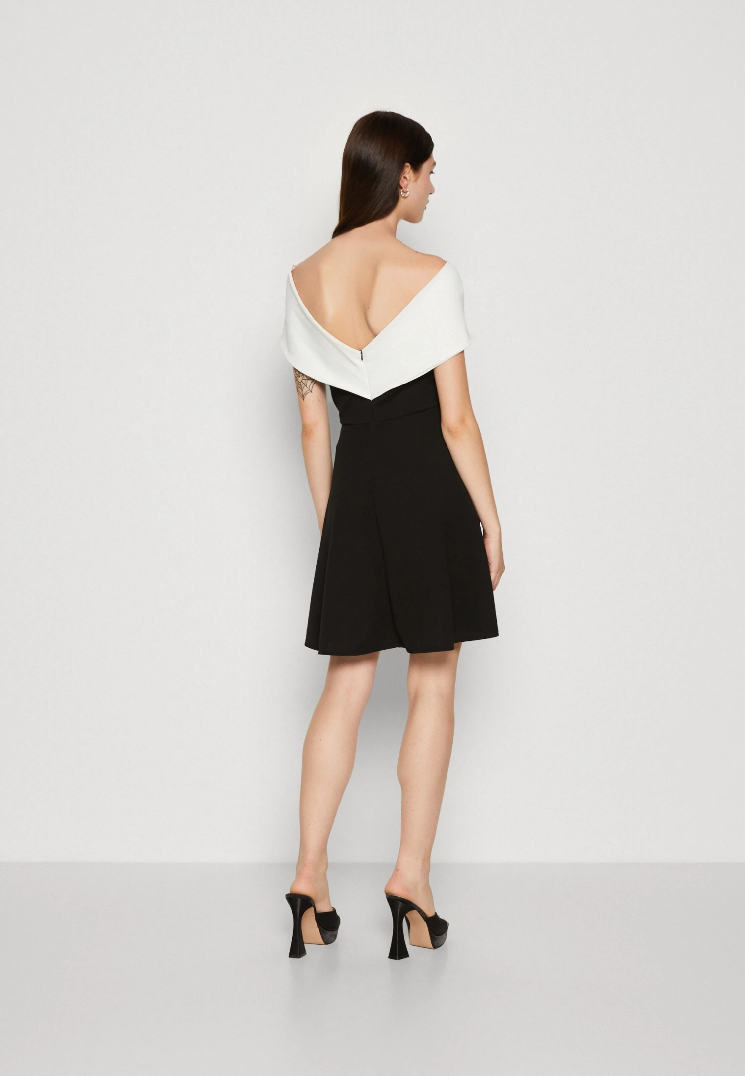 Wal G Alia Off Shoulder Skater - Cocktailjurk - Black/White 5 Wal G Alia Off Shoulder Skater - Cocktailjurk - Black/White - Afbeelding 3