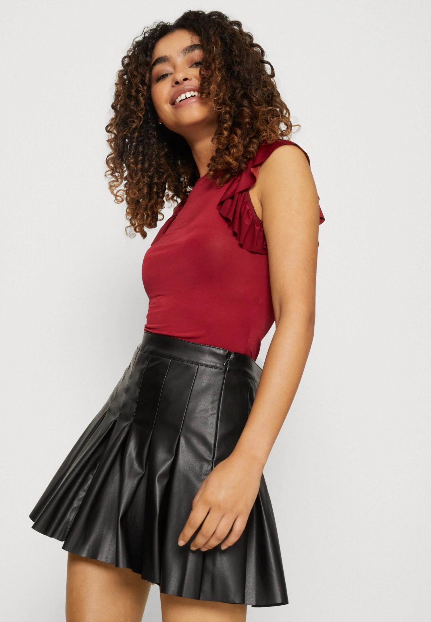 Wal G Ben Ruffle Bodysuit - T-Shirt Print - Burgundy 6 Wal G Ben Ruffle Bodysuit - T-Shirt Print - Burgundy - Afbeelding 4