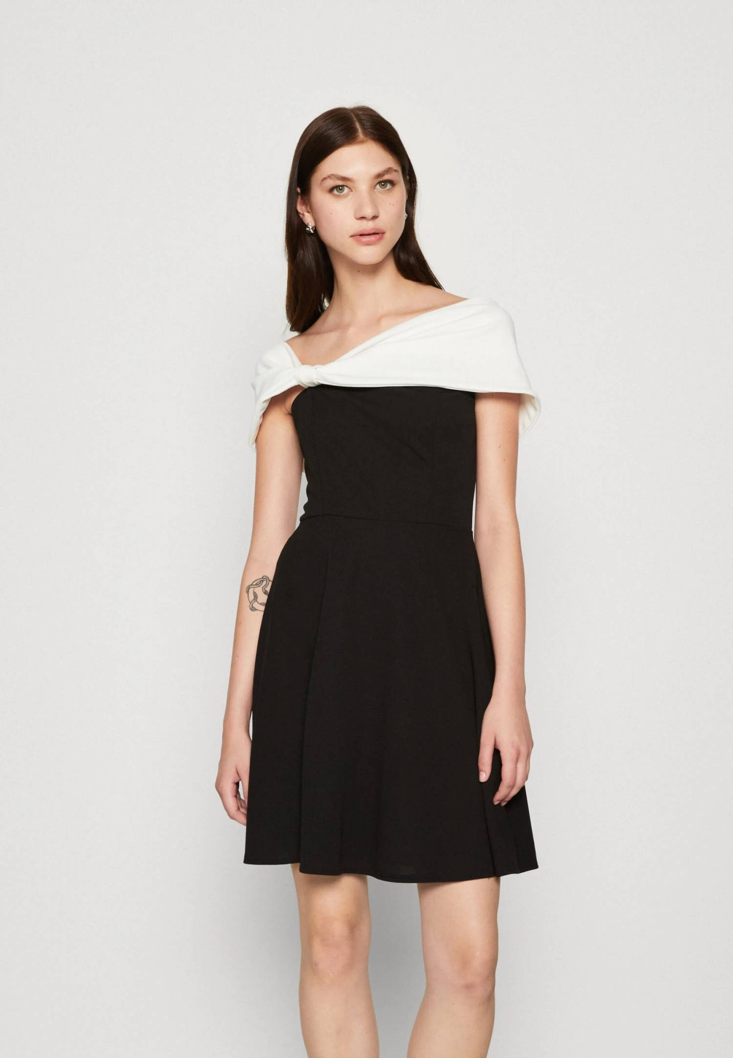 Wal G Alia Off Shoulder Skater - Cocktailjurk - Black/White 3 Wal G Alia Off Shoulder Skater - Cocktailjurk - Black/White