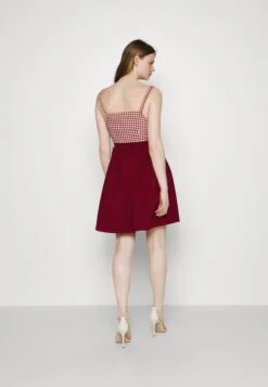 Wal G Zara Pleated Skater Skirt - A-Lijn Rok - Berry Wine -Fashion Verkoop 229472d8bef2453d9d23a5691eaac66a
