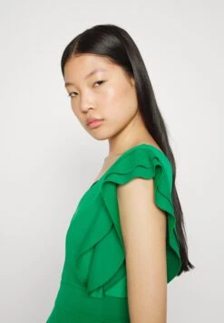 Wal G Danya Ruffle Sleeve Zip Skater Dress - Jerseyjurk - Leaf Green -Fashion Verkoop 22b0a2629fb442028777d1ea34afc3b4