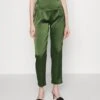 Wal G Peppa High Waisted Trouser - Broek - Dark Khaki -Fashion Verkoop 24f3522066204ccc911de1f03982068c