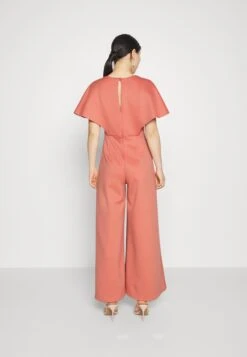Wedding Petite Betty Wrap Jumpsuit - Jumpsuit - Rosa -Fashion Verkoop 42dd88d13bf64ef3a03534378cc7009f