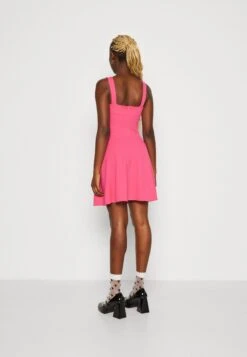 Wal G Indi Square Neck Skater - Jerseyjurk - Fuchsia -Fashion Verkoop 54cbe095ea67407da4c3e96ad442fe5a