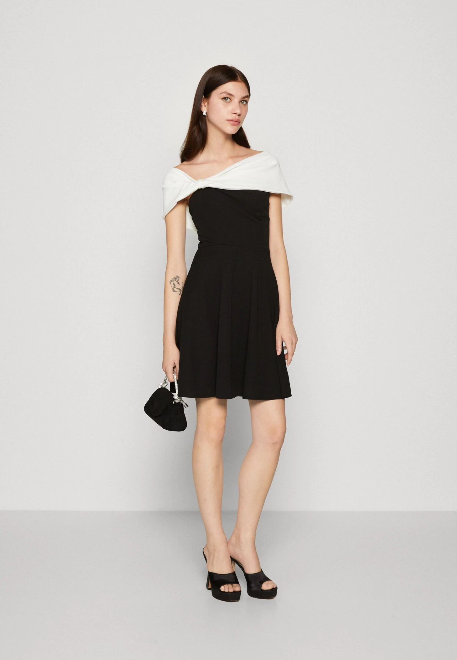 Wal G Alia Off Shoulder Skater - Cocktailjurk - Black/White 4 Wal G Alia Off Shoulder Skater - Cocktailjurk - Black/White - Afbeelding 2