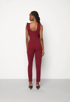 Wal G Rayna Ruffled- Jumpsuit - Berry Wine -Fashion Verkoop 67ea17d5da404c919538168036a2d1d1