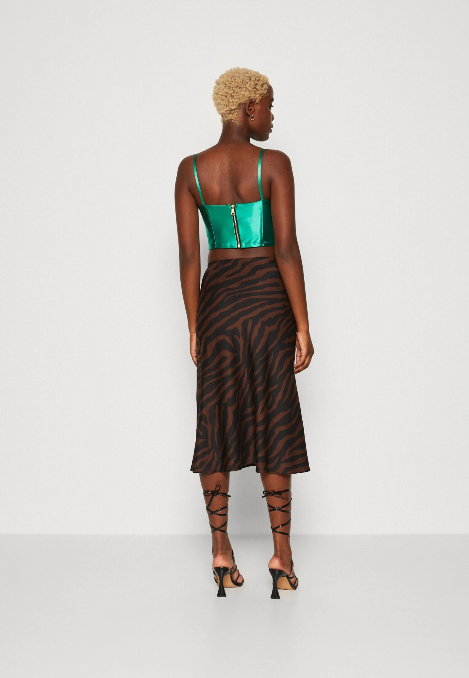 Wal G Daz Heart Neck Crop- Top - Leaf Green 5 Wal G Daz Heart Neck Crop- Top - Leaf Green - Afbeelding 3