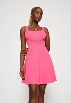 Wal G Indi Square Neck Skater - Jerseyjurk - Fuchsia -Fashion Verkoop 76ed2dc58f6b421baebf81e81c7f457a
