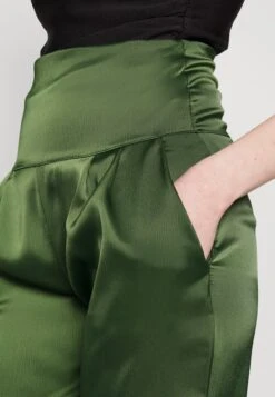 Wal G Peppa High Waisted Trouser - Broek - Dark Khaki -Fashion Verkoop 797f82a3f6b14fddb6955bf9153a1320