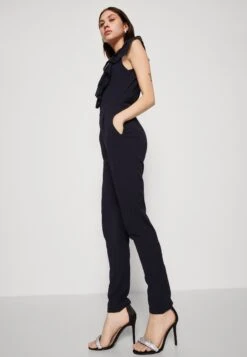 Wal G Priya Ruffle - Jumpsuit - Navy Blue -Fashion Verkoop 81f151716dd54d52ac964db728f9e351