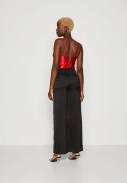 Wal G Christian Corset Crop - Top - Red -Fashion Verkoop 89486f6a4a4944dbbc7dceba463b4abb