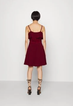 Benedetta Strap Skater - Cocktailjurk - Wine -Fashion Verkoop 9be43527e7a94039ab86d99bc401bf17