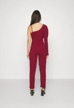 Ciaramin One Sleeve - Jumpsuit - Berry Wine -Fashion Verkoop 9e7f30be353249cbbfd54fbf4093c7fb