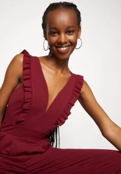 Wal G Rayna Ruffled- Jumpsuit - Berry Wine -Fashion Verkoop a07a14d2e73f4356b41b2f13aec7f286