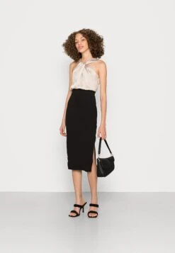 Wal G Marla Knot Halter Midi Dress - Cocktailjurk - Champagne/Black -Fashion Verkoop adc74201210147db84f0bbe6b09c554d