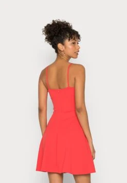 Wal G V Neck Strappy Skater Dress - Cocktailjurk - Coral -Fashion Verkoop af6aaa91562f49799b7a473386813259