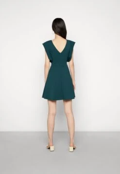 Wal G Lucia V Neck Frill Sleeve Skater Dress - Cocktailjurk - Forest Green -Fashion Verkoop b51a1052dac344789418668daa69f9af