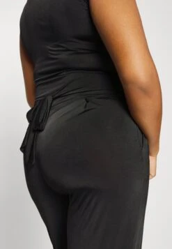 Brady V Neck- Jumpsuit - Black 13 Brady V Neck- Jumpsuit - Black -Fashion Verkoop beecb5052aaf42caba7e342b53bcccf6