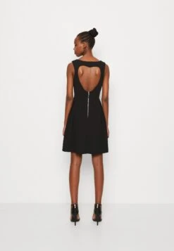 Wal G Valentines Holly Heart Cut Out Skater - Cocktailjurk - Black -Fashion Verkoop c0e17ae494c84fe7ab576dbdaaf62598
