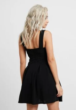 Eloise V Neck Skater Dress - Cocktailjurk - Black -Fashion Verkoop cd36edbe8b4345319bc7183e54989696