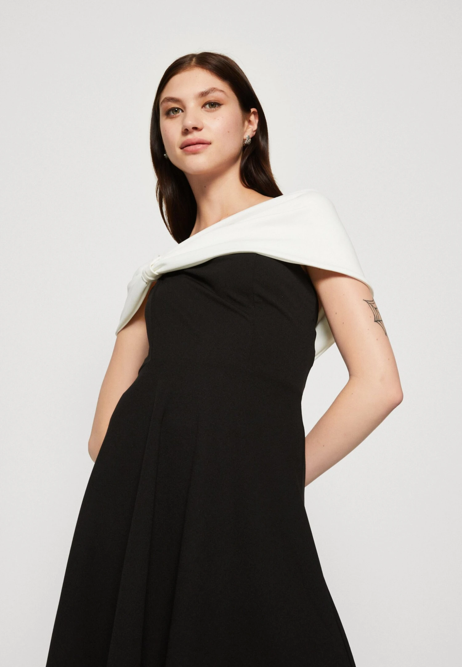 Wal G Alia Off Shoulder Skater - Cocktailjurk - Black/White 6 Wal G Alia Off Shoulder Skater - Cocktailjurk - Black/White - Afbeelding 4